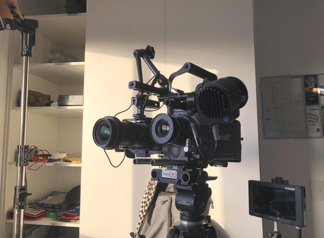 Studio di montaggio video professionale con attrezzature all'avanguardia