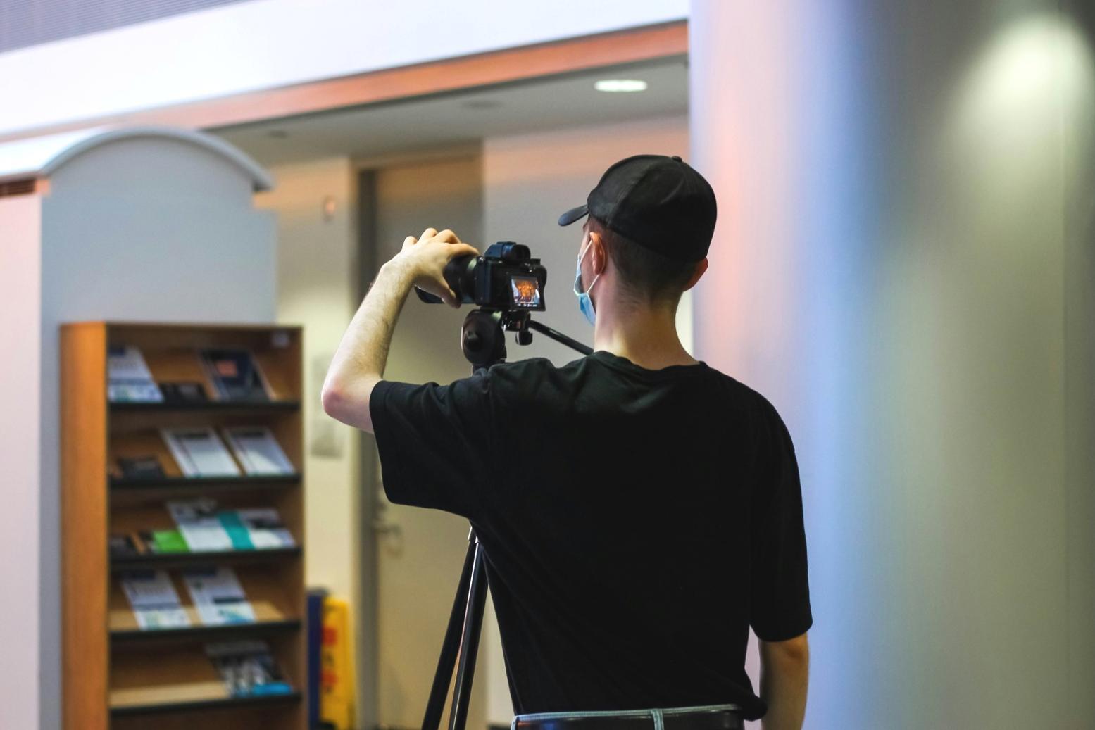 Aula didattica moderna per corsi di montaggio video con schermi multipli